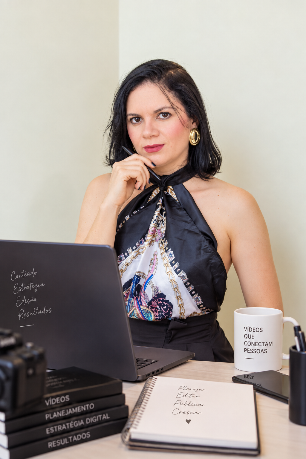 Elaine Sá, social media e estrategista de conteúdo, em seu ambiente de trabalho
